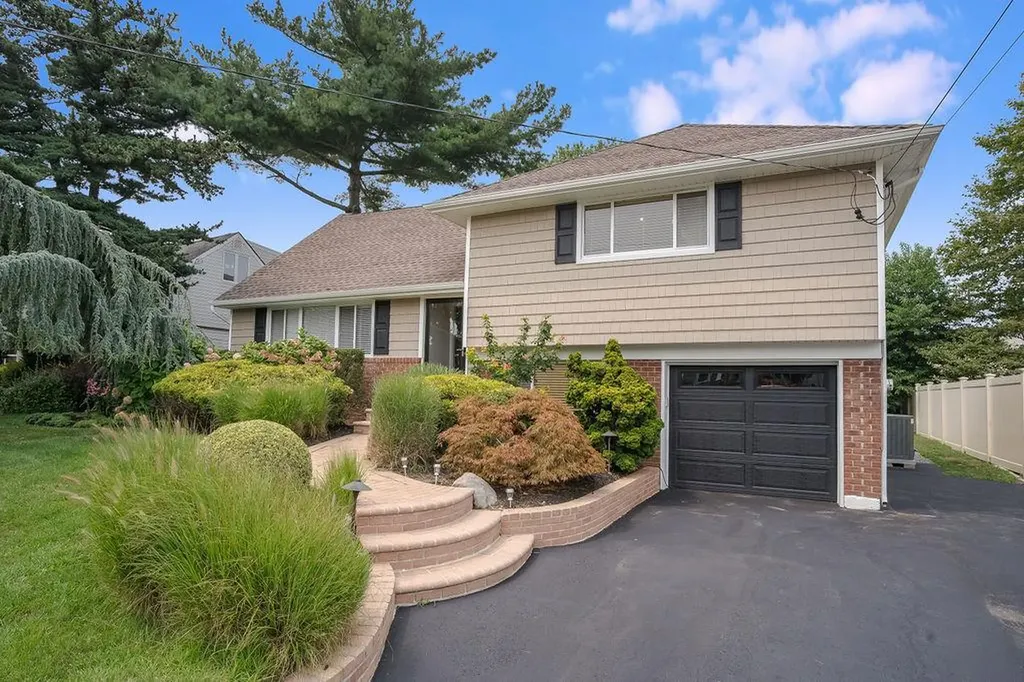242 Thompson Avenue Oceanside NY 11572