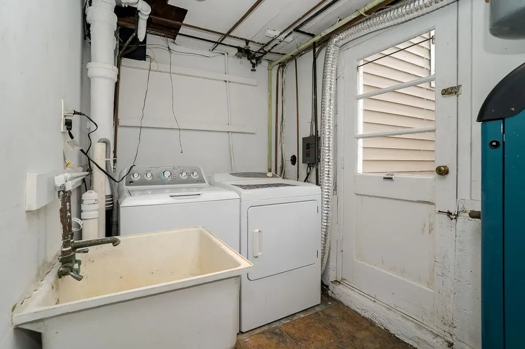 242 Thompson Avenue Oceanside NY 11572