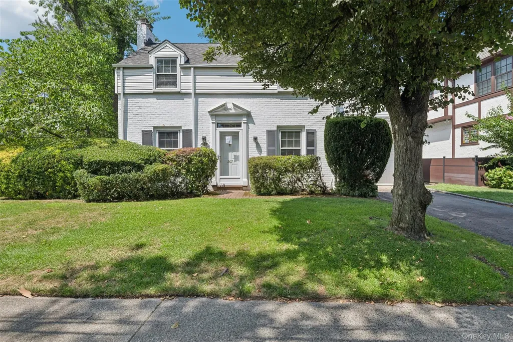 207 Derby Street East Williston NY 11596