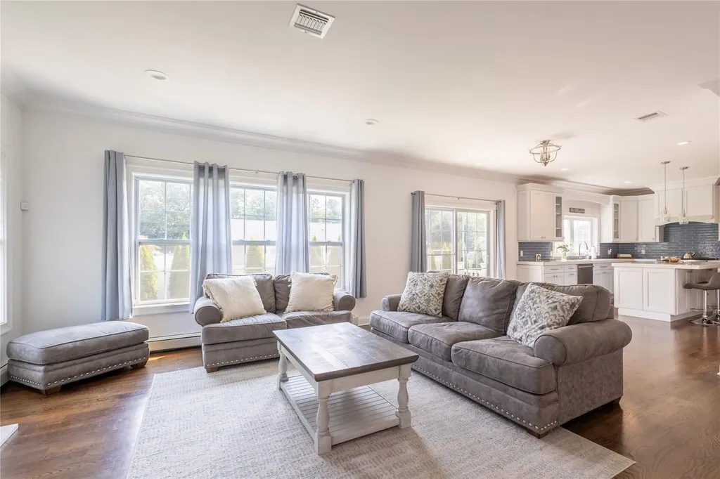 9 Arlington Avenue Saint James NY 11780