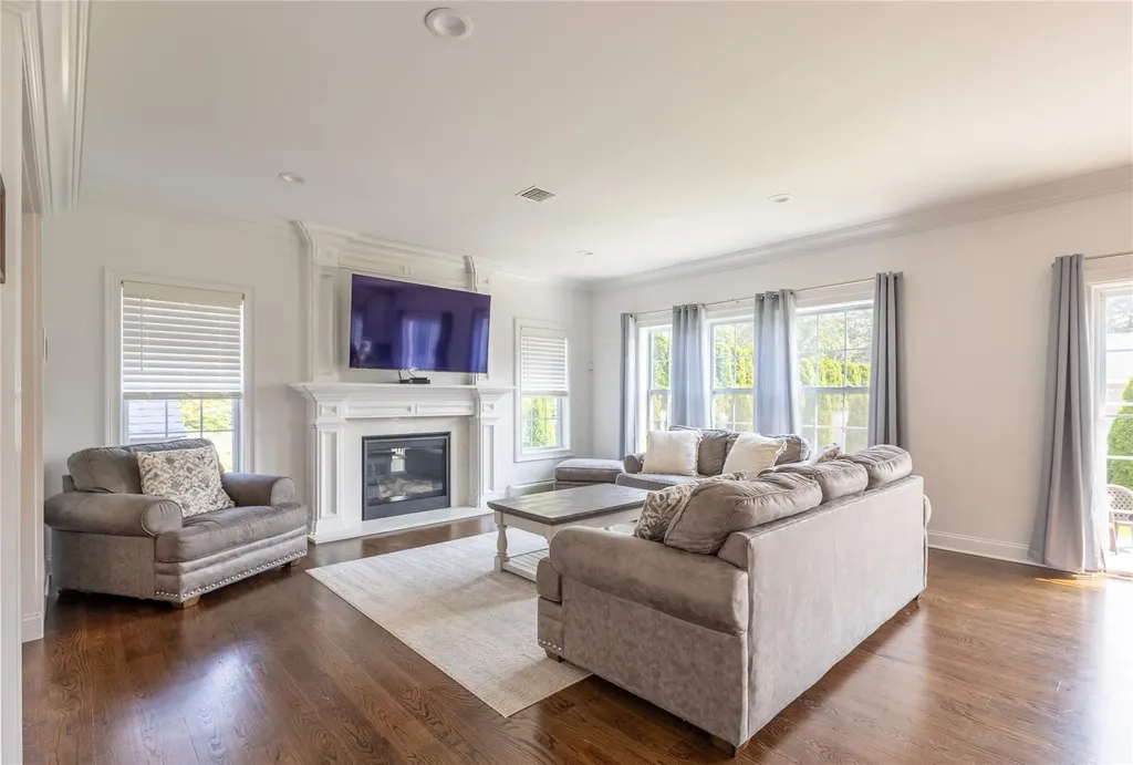 9 Arlington Avenue Saint James NY 11780