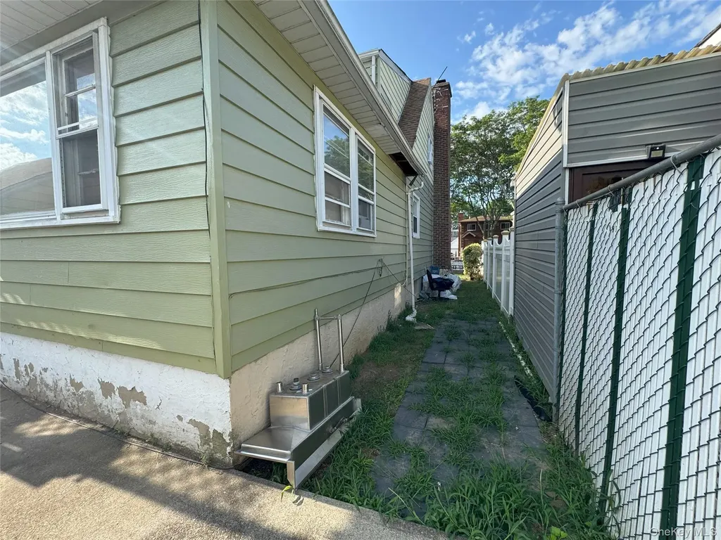25519 148th Avenue Rosedale NY 11422