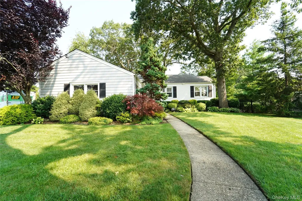 22 Anding Avenue Merrick NY 11566