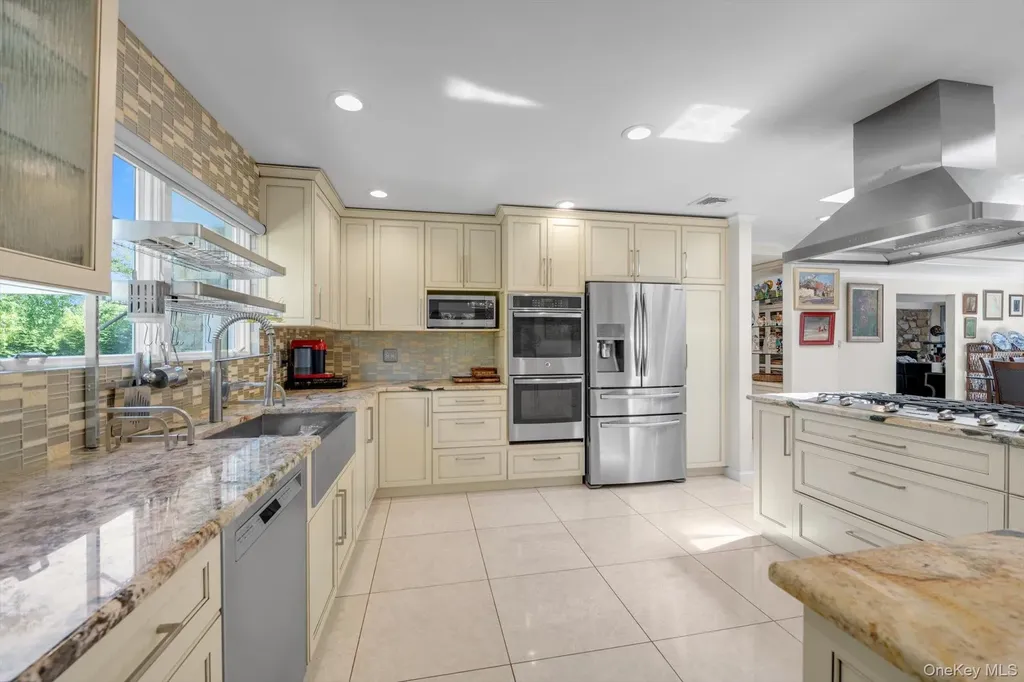 10 Macy Drive Hewlett Bay Park NY 11557
