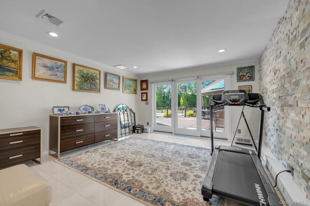 10 Macy Drive Hewlett Bay Park NY 11557