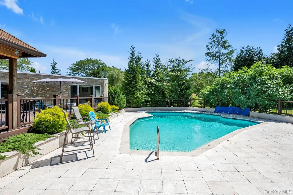 10 Macy Drive Hewlett Bay Park NY 11557