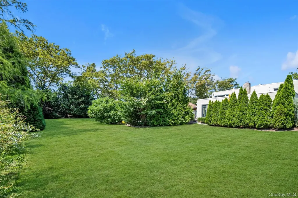 10 Macy Drive Hewlett Bay Park NY 11557