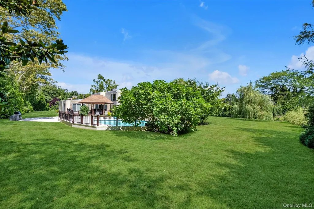 10 Macy Drive Hewlett Bay Park NY 11557