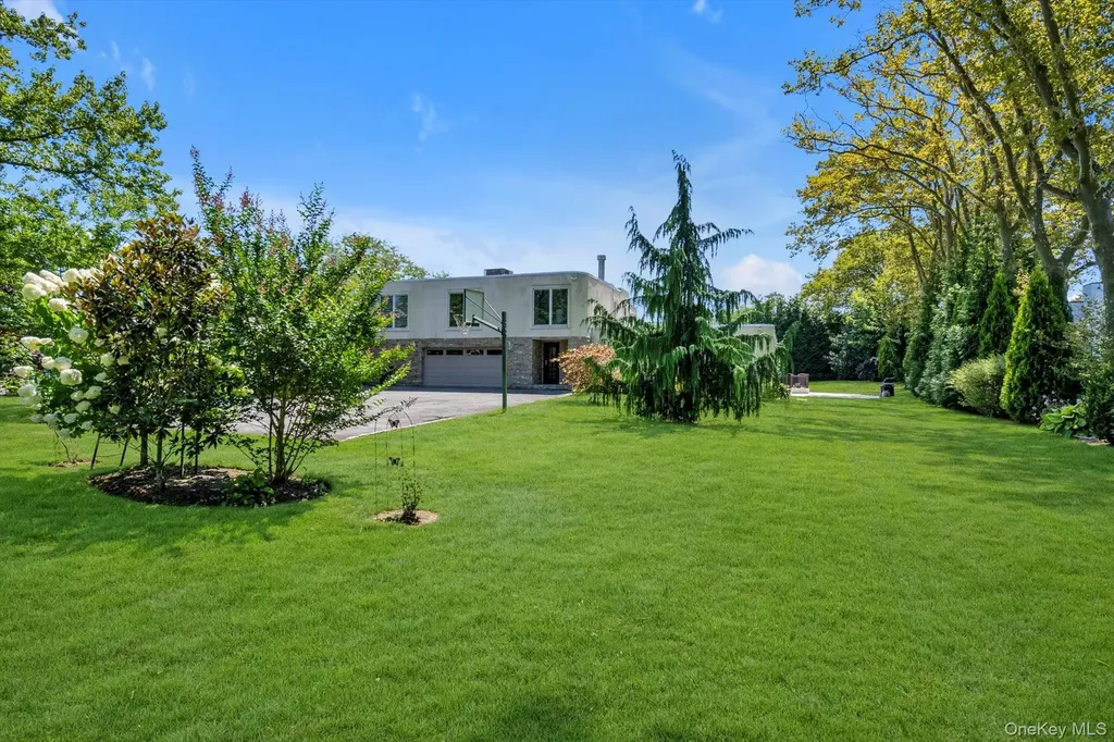 10 Macy Drive Hewlett Bay Park NY 11557