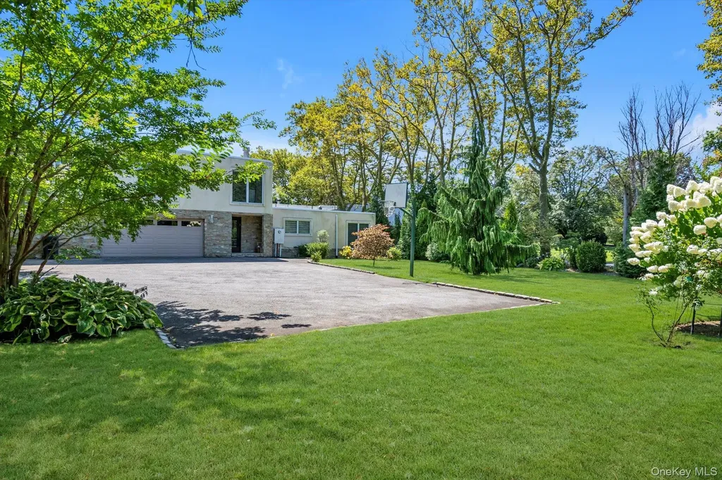 10 Macy Drive Hewlett Bay Park NY 11557