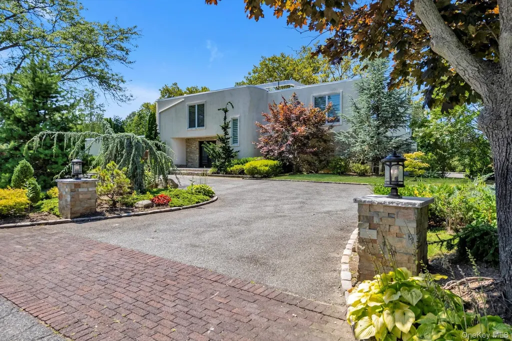10 Macy Drive Hewlett Bay Park NY 11557