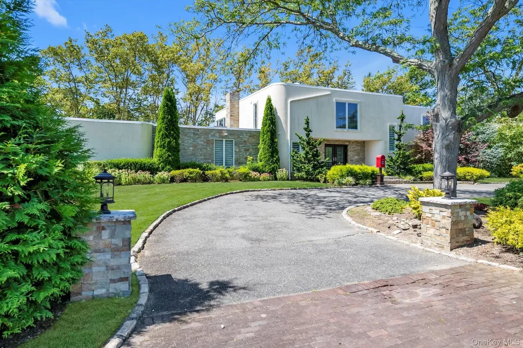 10 Macy Drive Hewlett Bay Park NY 11557