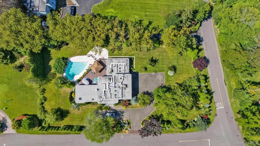 10 Macy Drive Hewlett Bay Park NY 11557