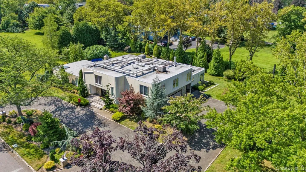 10 Macy Drive Hewlett Bay Park NY 11557