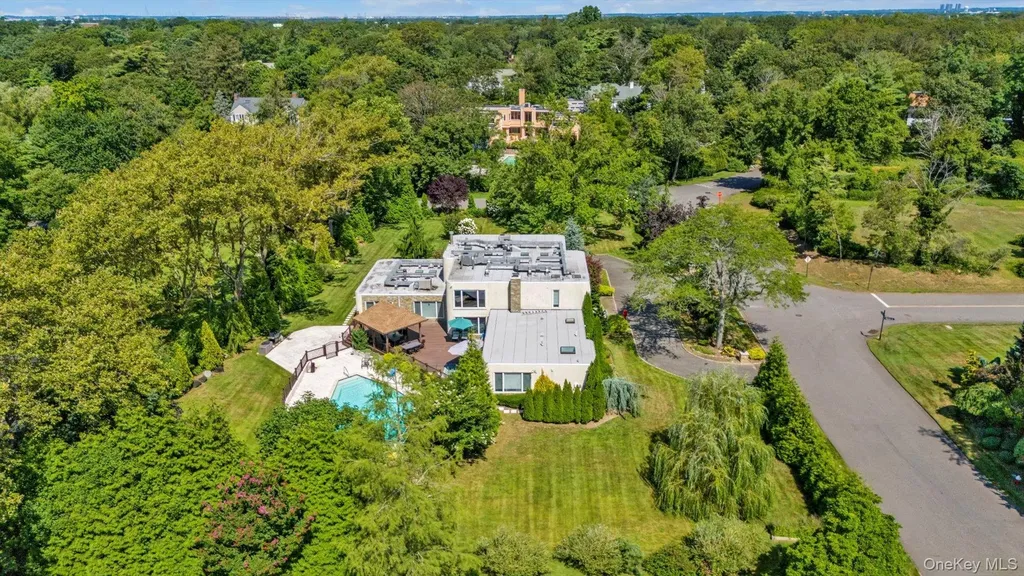 10 Macy Drive Hewlett Bay Park NY 11557