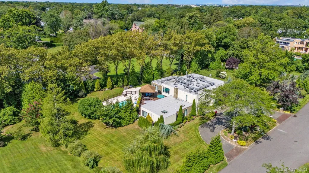 10 Macy Drive Hewlett Bay Park NY 11557