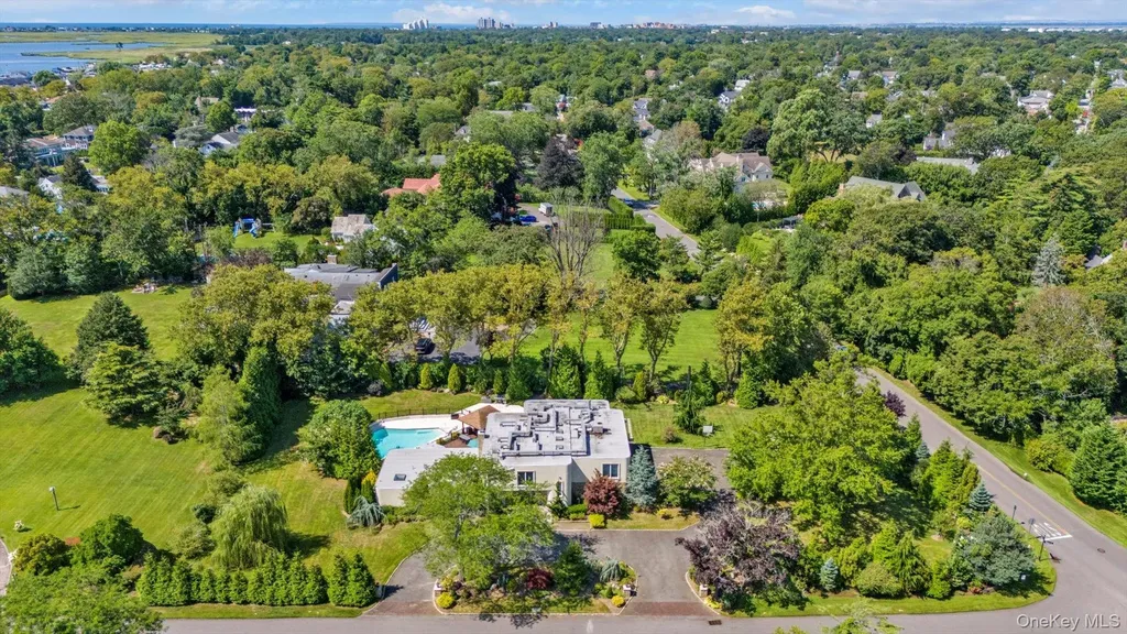 10 Macy Drive Hewlett Bay Park NY 11557