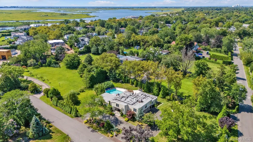 10 Macy Drive Hewlett Bay Park NY 11557
