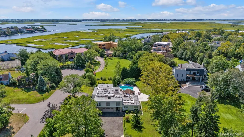 10 Macy Drive Hewlett Bay Park NY 11557