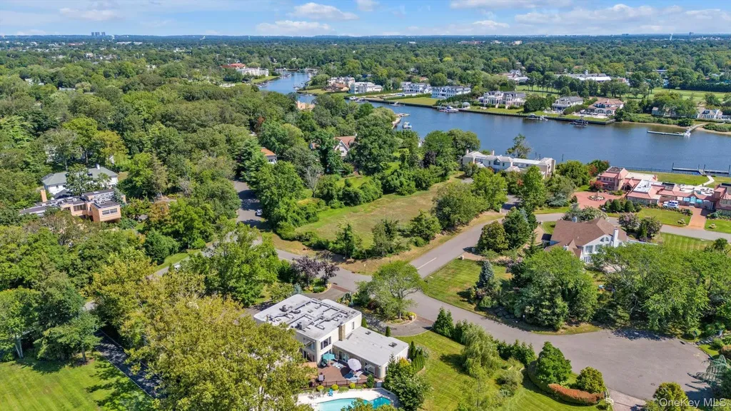 10 Macy Drive Hewlett Bay Park NY 11557