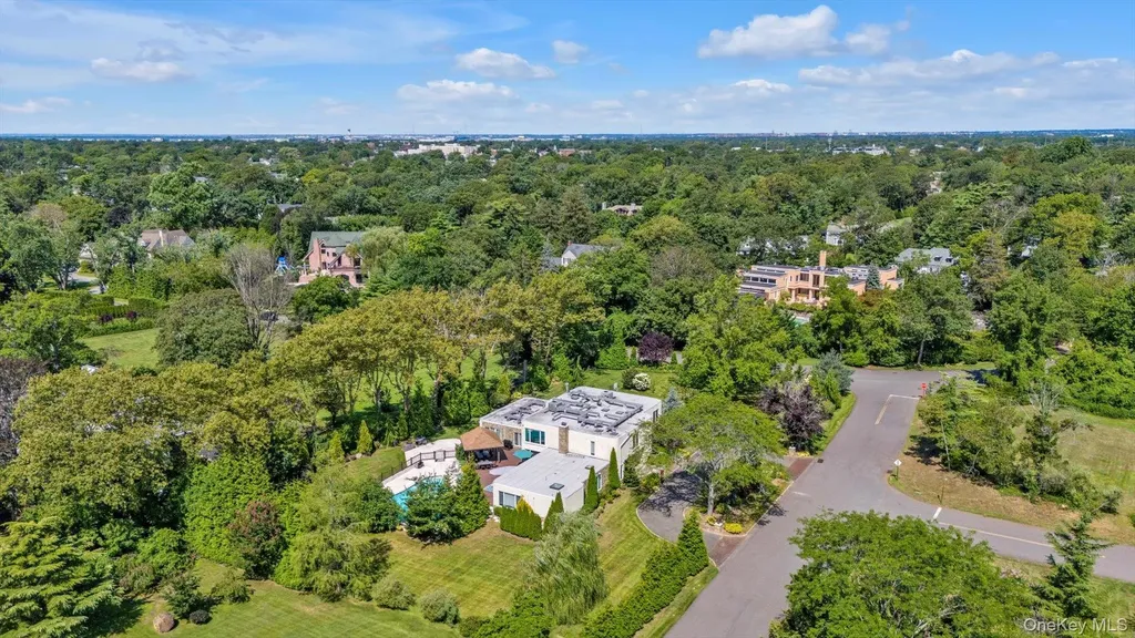 10 Macy Drive Hewlett Bay Park NY 11557