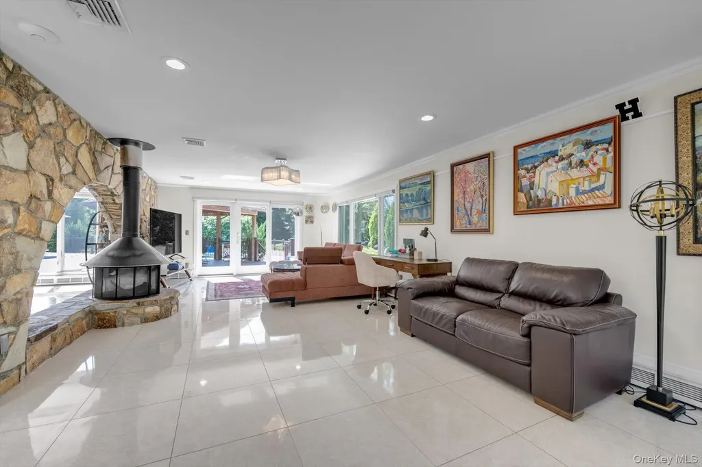 10 Macy Drive Hewlett Bay Park NY 11557