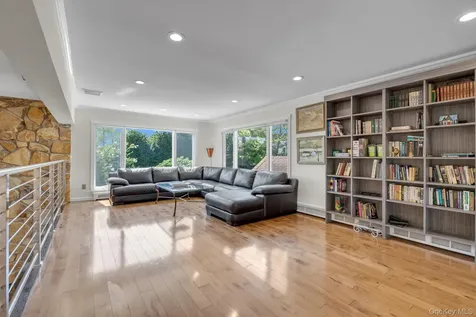 10 Macy Drive Hewlett Bay Park NY 11557