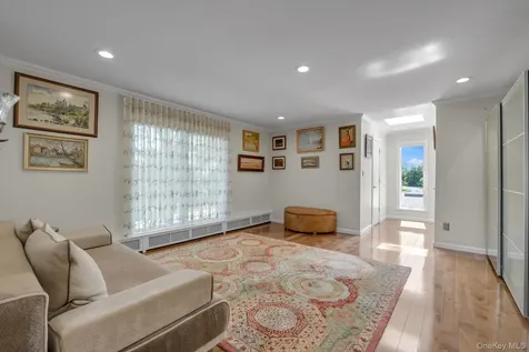10 Macy Drive Hewlett Bay Park NY 11557