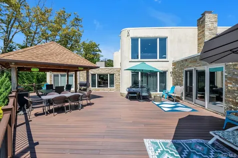10 Macy Drive Hewlett Bay Park NY 11557