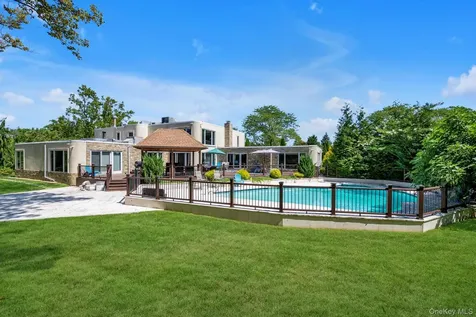 10 Macy Drive Hewlett Bay Park NY 11557