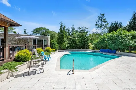 10 Macy Drive Hewlett Bay Park NY 11557