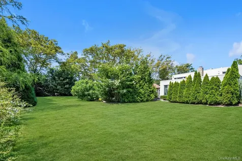 10 Macy Drive Hewlett Bay Park NY 11557