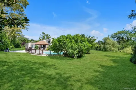 10 Macy Drive Hewlett Bay Park NY 11557