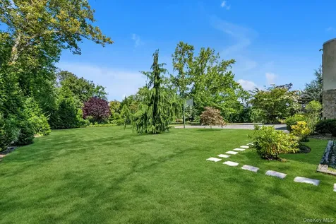 10 Macy Drive Hewlett Bay Park NY 11557