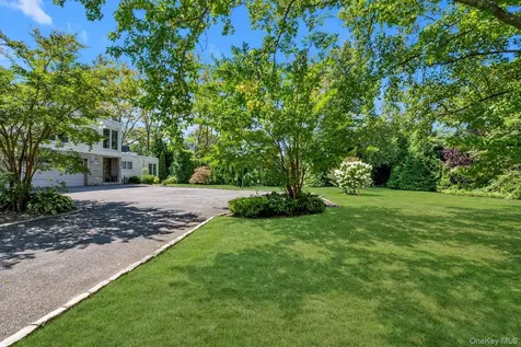 10 Macy Drive Hewlett Bay Park NY 11557