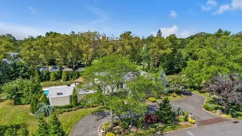 10 Macy Drive Hewlett Bay Park NY 11557