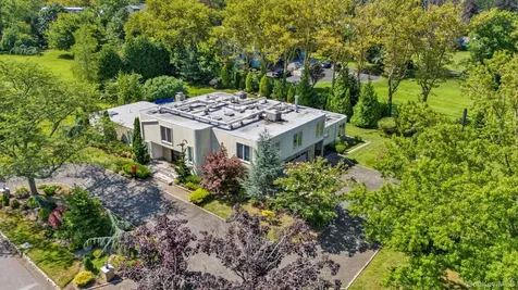 10 Macy Drive Hewlett Bay Park NY 11557