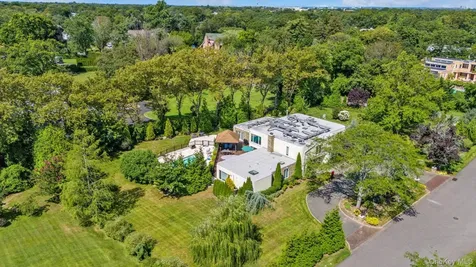 10 Macy Drive Hewlett Bay Park NY 11557