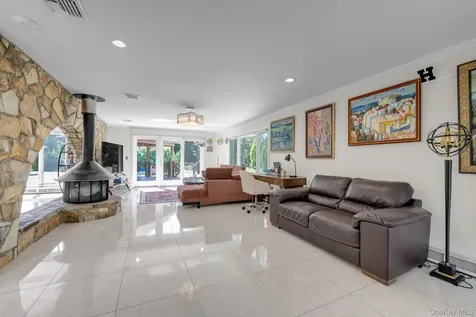 10 Macy Drive Hewlett Bay Park NY 11557