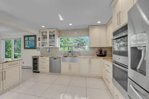 10 Macy Drive Hewlett Bay Park NY 11557
