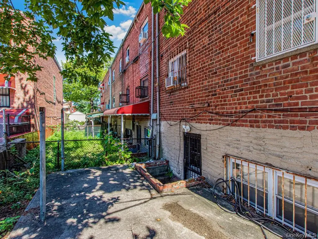 3863 Laconia Avenue Bronx NY 10469