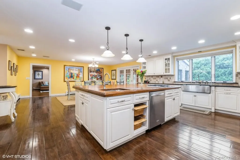 835 Barberry Lane Woodsburgh NY 11598