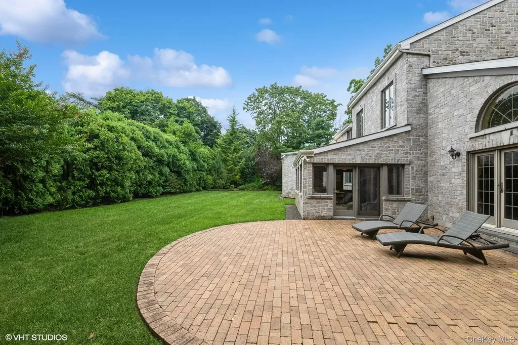 835 Barberry Lane Woodsburgh NY 11598