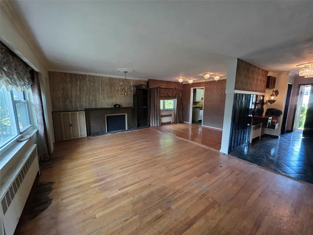 809 Eastfield Road Westbury NY 11590