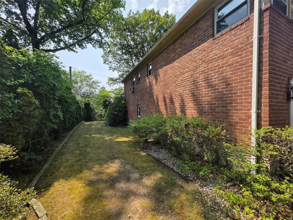 809 Eastfield Road Westbury NY 11590