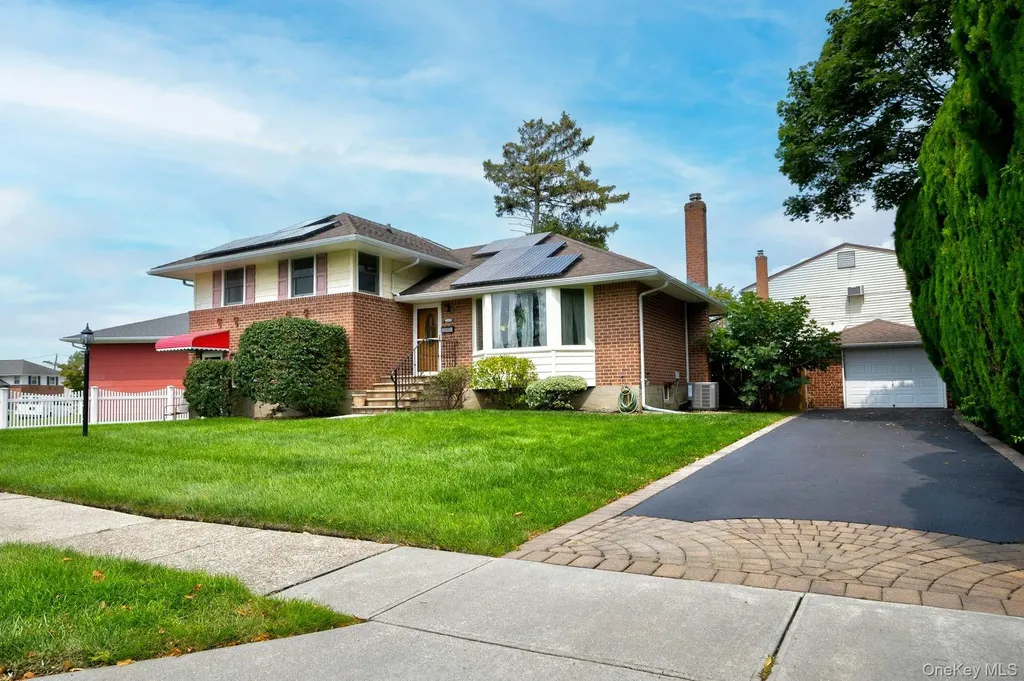 3895 Green Place Bethpage NY 11714
