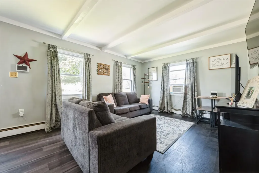 14 Glade Lane Levittown NY 11756