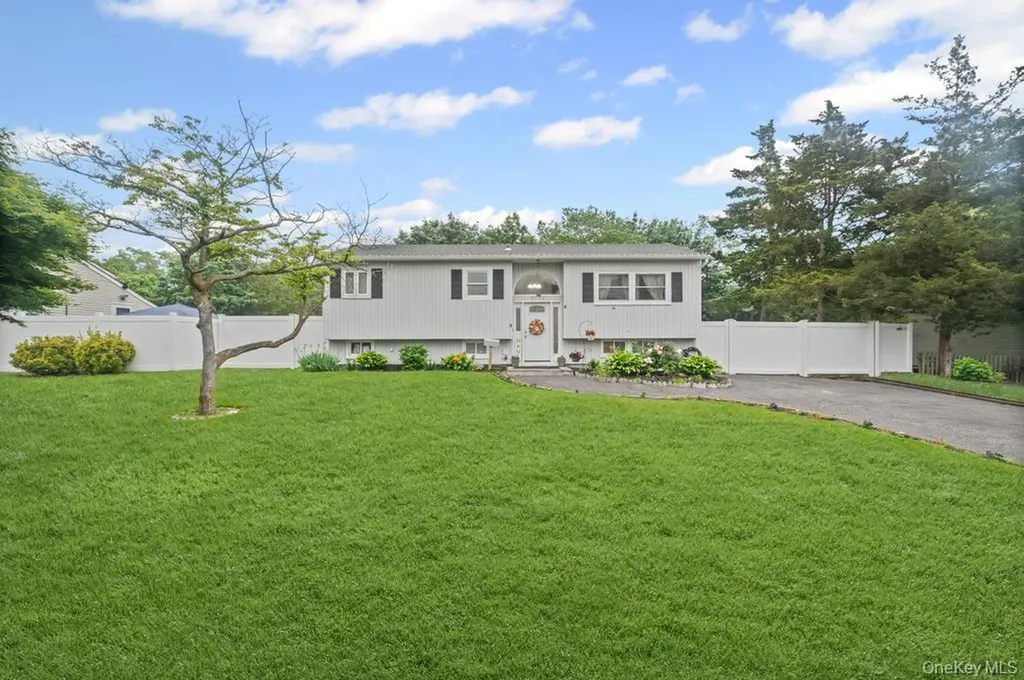 3115 Heather Avenue Medford NY 11763