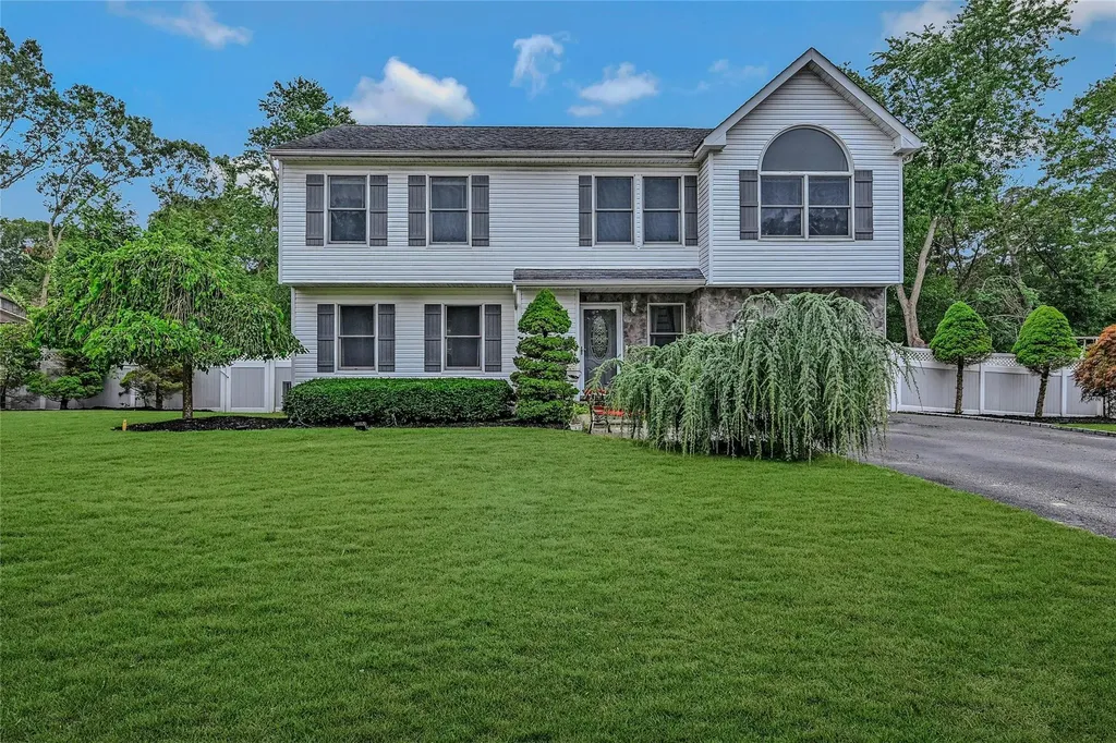 10 Marc Drive Ridge NY 11961