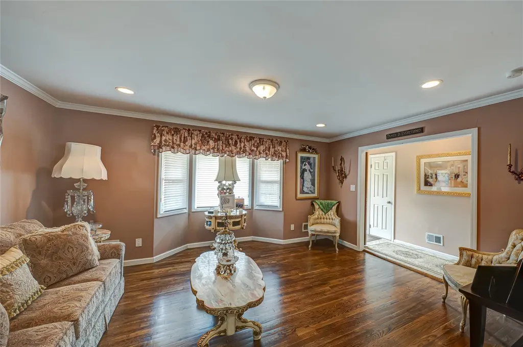 76 Burlington Boulevard Smithtown NY 11787